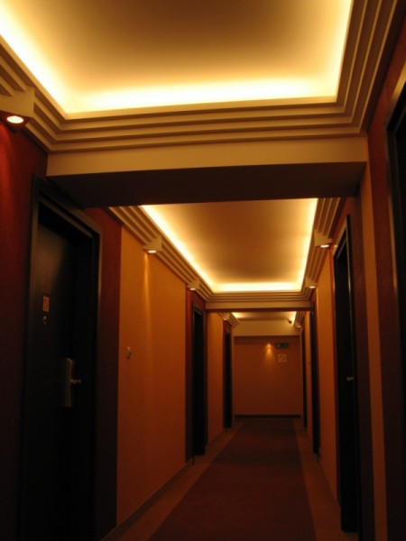 Oświetlenie w hotelu Warszawa w Augustowie wg. arch. Krzysztofa Brańskiego
